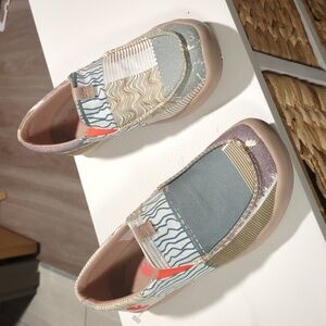 UIN Art Travel Loafers “Secret Rain Nature” NWOT 9.5 Painted Canvas Slip-On